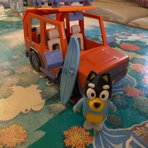 Bluey, 4WD Family Vehicle, with 1 Figure and 1 Surfboard